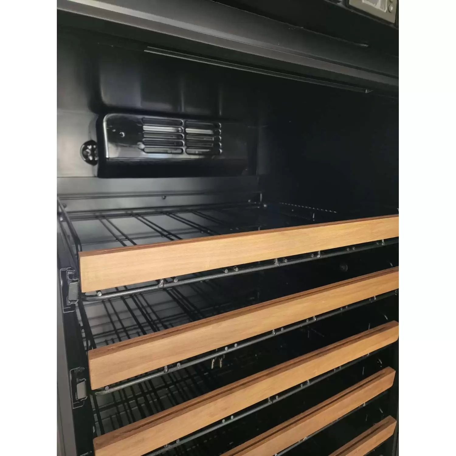 Frente de madera natural en los estantes de las cavas Wineworld