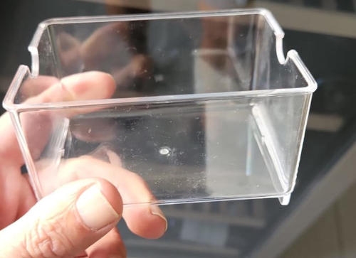 Humedad interna en las cavas para vinos climatizadas 2 Recipiente para llenar de agua y generar humedad en una cava para vinos Winefroz