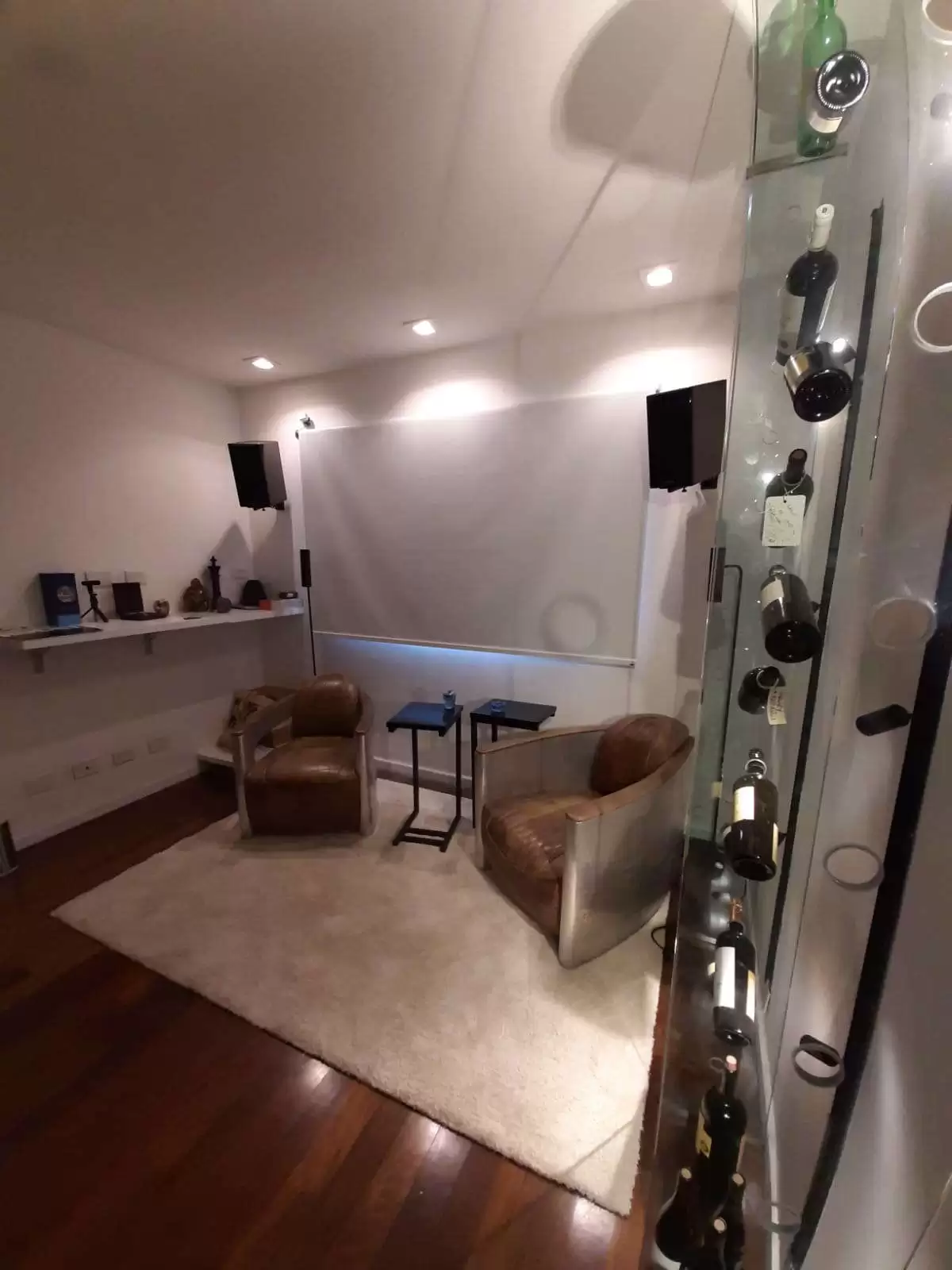 Una habitación transformada en una cava de vinos a medida
